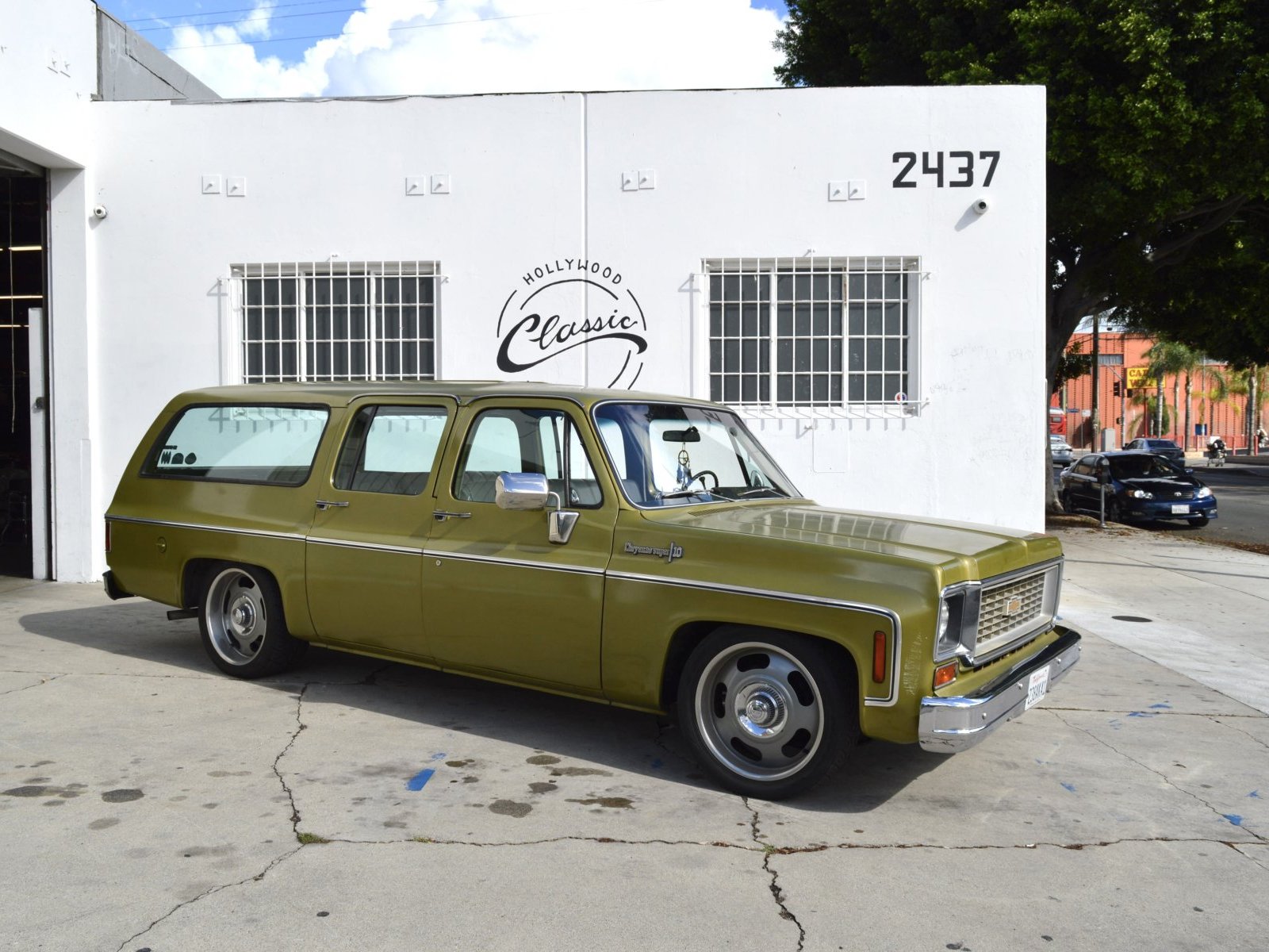 1973 Chevrolet Suburban C1500 in Los Angeles 2