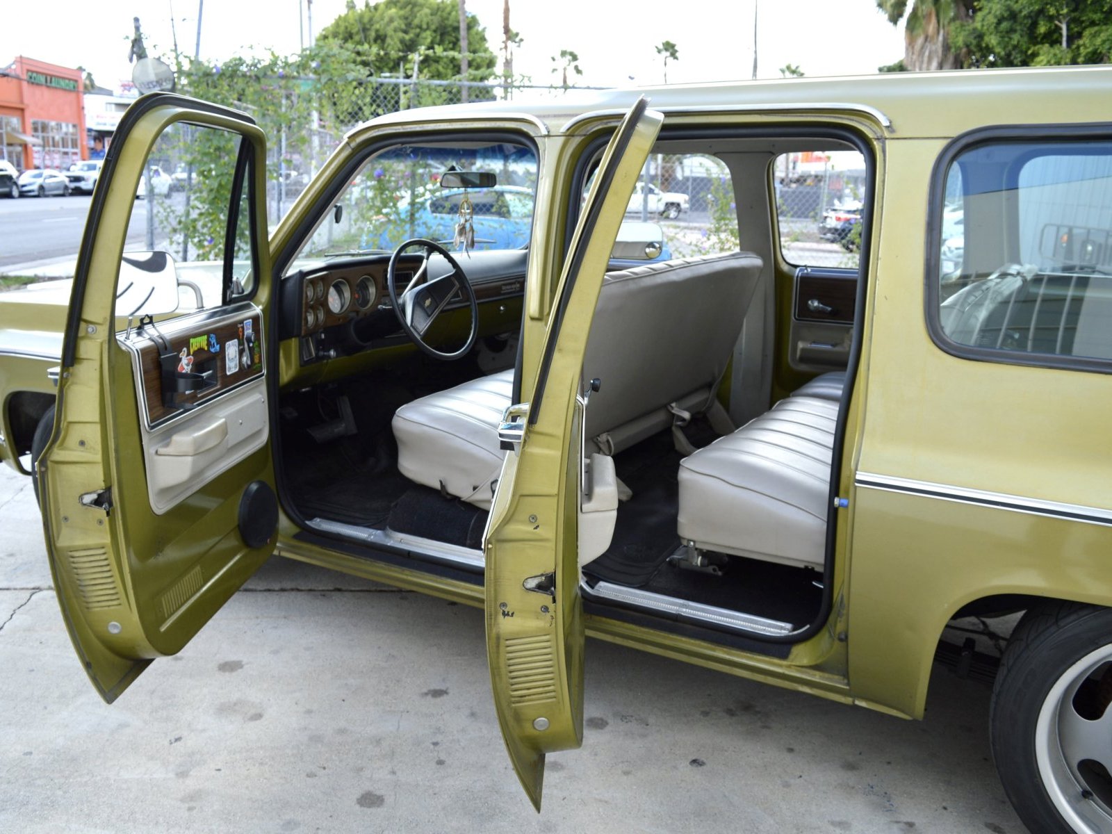 1973 Chevrolet Suburban C1500 in Los Angeles 11