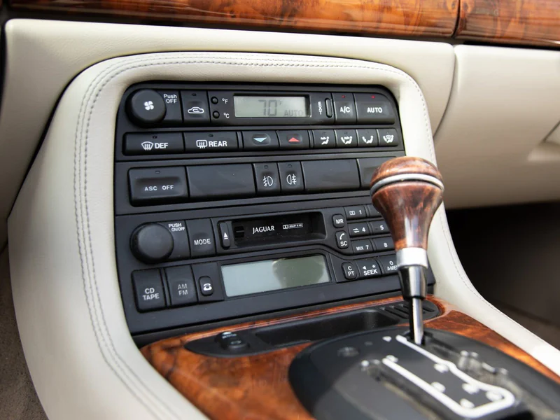 1998 Jaguar XK8 Base 11