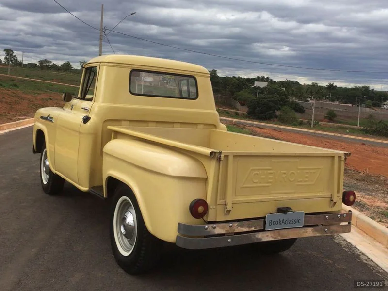 1957 Chevrolet Apache in Curvelo 2
