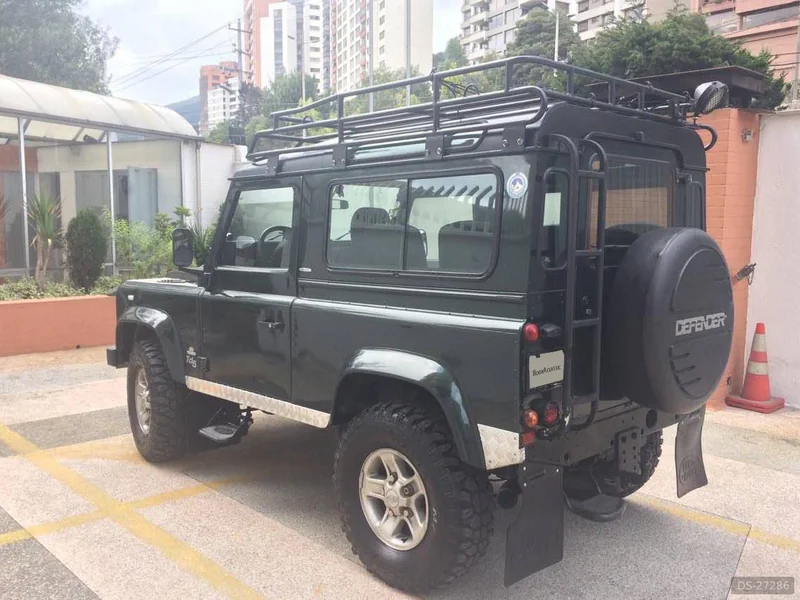 2003 Land Rover Defender in Quito 3
