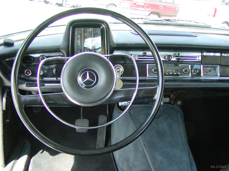 1967 Mercedes-Benz 230 Heckflosse W110 in München 9