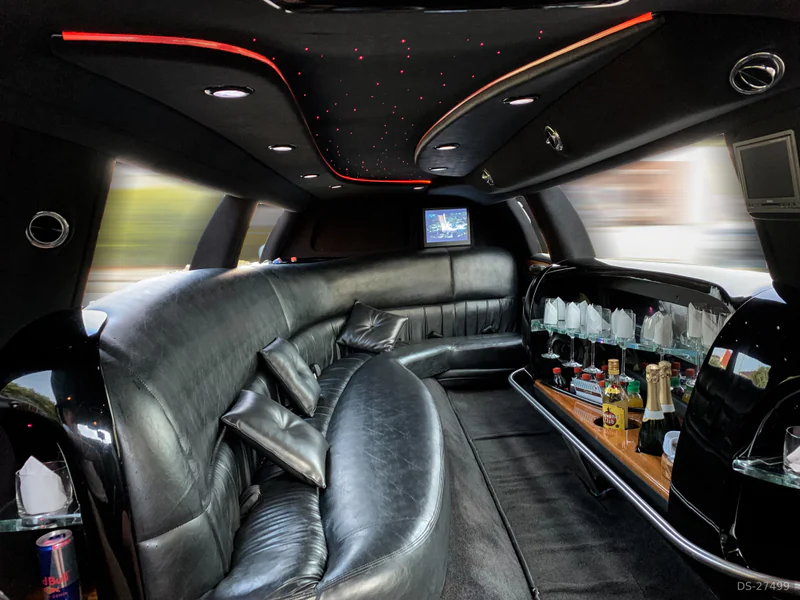 2011 Lincoln Towncar in Laage 5