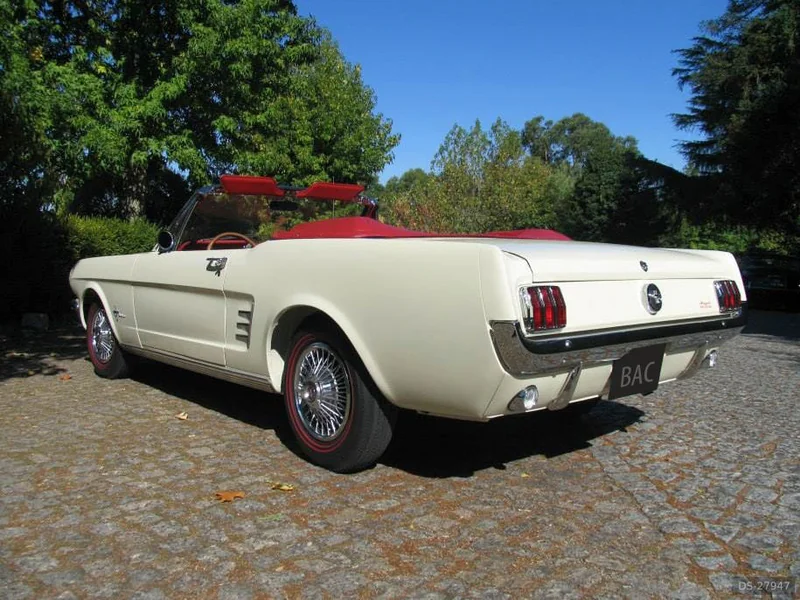 1966 Ford Mustang Cabrio in Porto 2