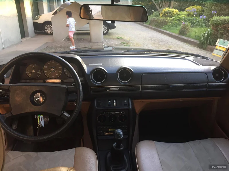 1982 Mercedes-Benz 300 D in Porto 4