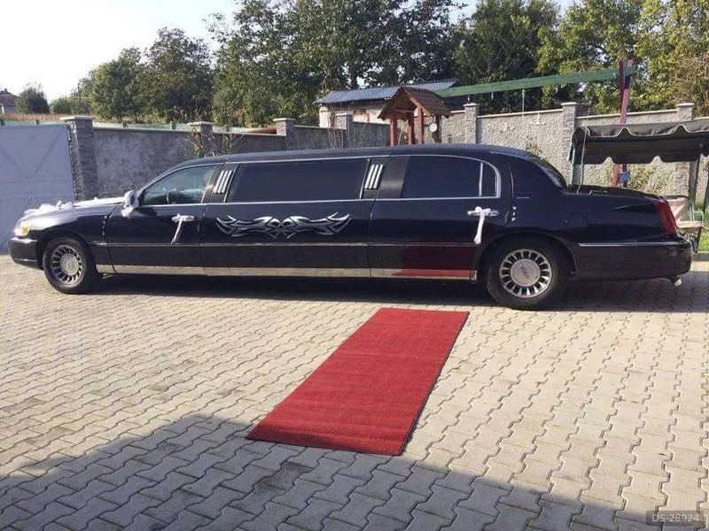 2001 Lincoln Limuzina Town Car in Dedinka 3