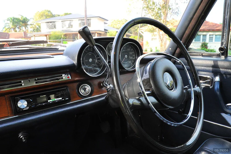 1971 Mercedes-Benz 280se in Gorokan 4