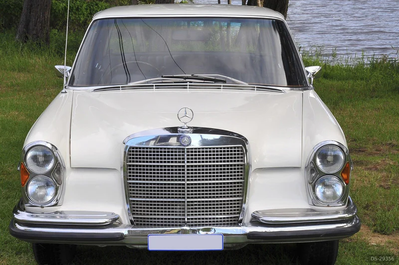 1971 Mercedes-Benz 280se in Gorokan 2