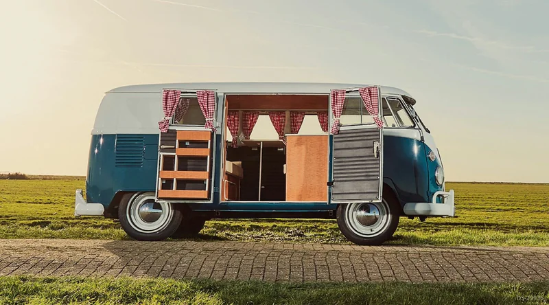 1967 Volkswagen T1 Spijlbus in Oosterstreek 2