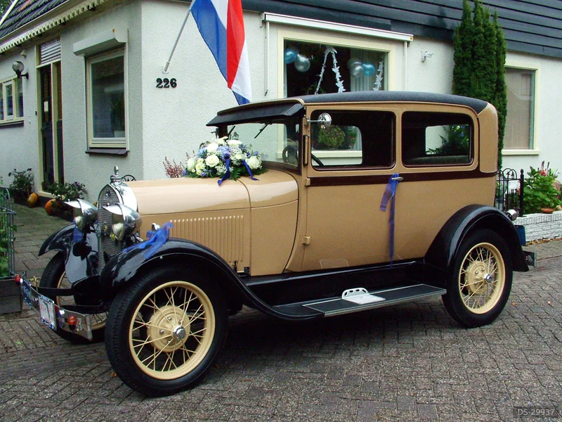 1929 Ford A-ford Tudor in Oosterstreek 2