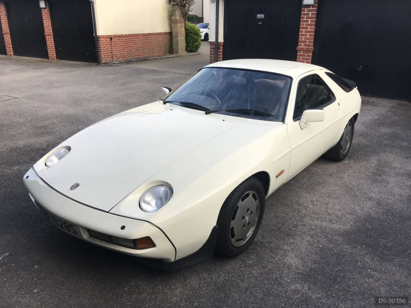 1986 Porsche 928 in Shepperton 2