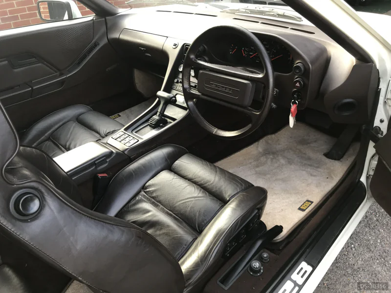 1986 Porsche 928 in Shepperton 4