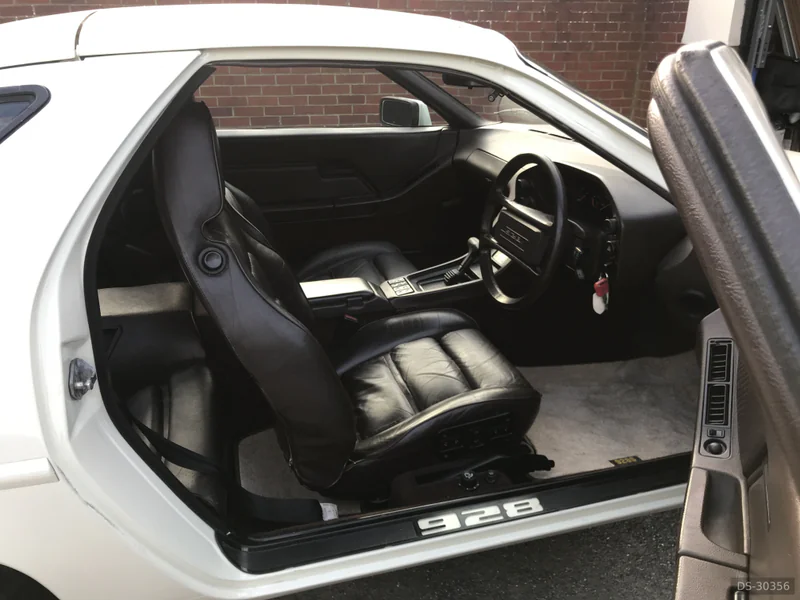 1986 Porsche 928 in Shepperton 5