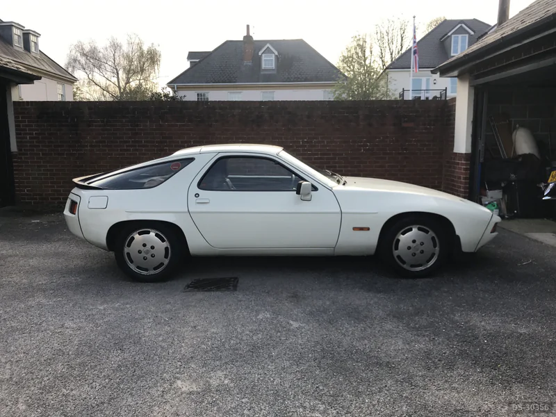 1986 Porsche 928 in Shepperton 6
