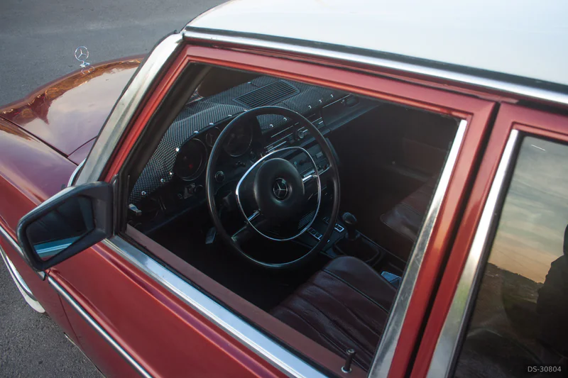 1974 Mercedes-Benz W115 240d in Coimbra 3