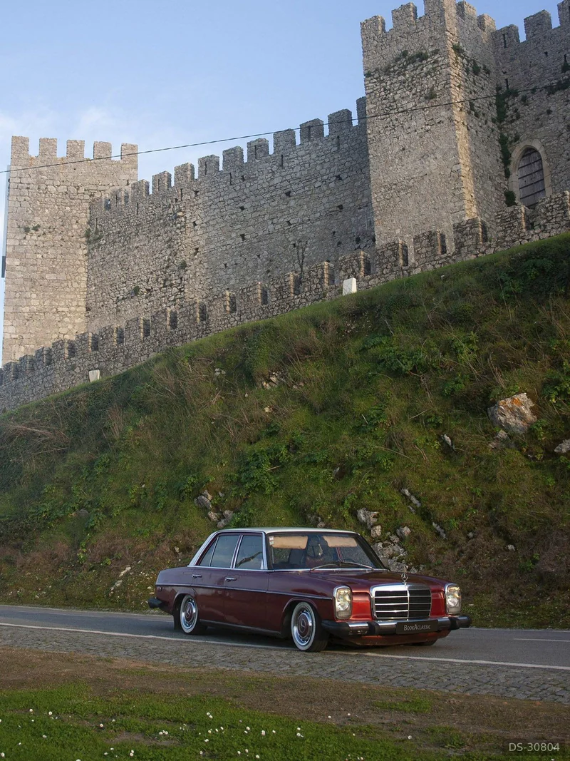 1974 Mercedes-Benz W115 240d in Coimbra 4