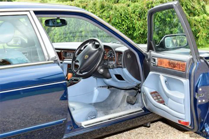 1996 Daimler Double Six 6.0 in Reading 3