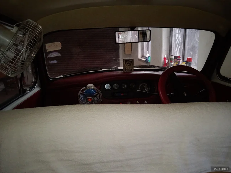 1974 Hindustan Motors Hindustan Ambassador Mark 2 in Kolkata, Kolkata, West Bengal, India 7