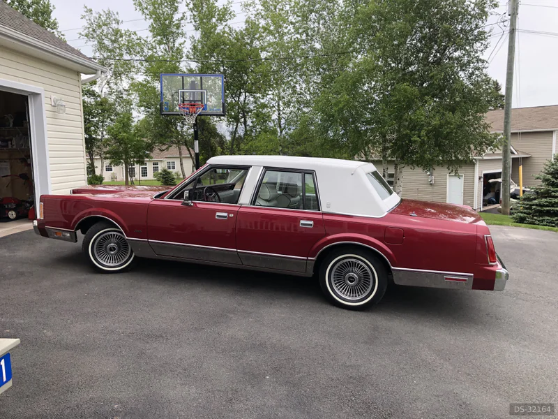 1989 Lincoln Signature Series in Sackville 2