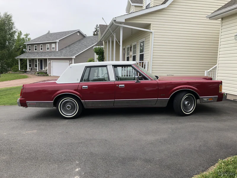 1989 Lincoln Signature Series in Sackville 3