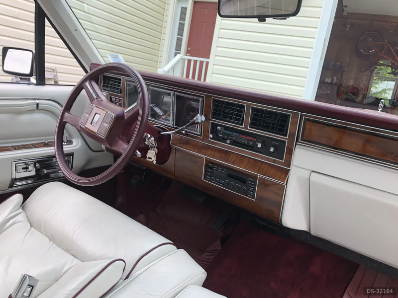 1989 Lincoln Signature Series in Sackville 5