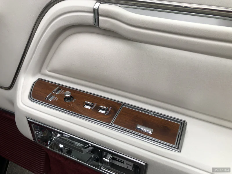 1989 Lincoln Signature Series in Sackville 7
