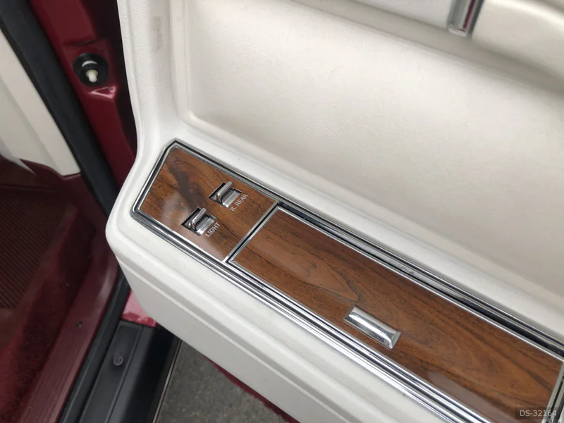 1989 Lincoln Signature Series in Sackville 8
