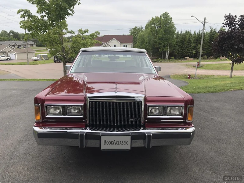 1989 Lincoln Signature Series in Sackville