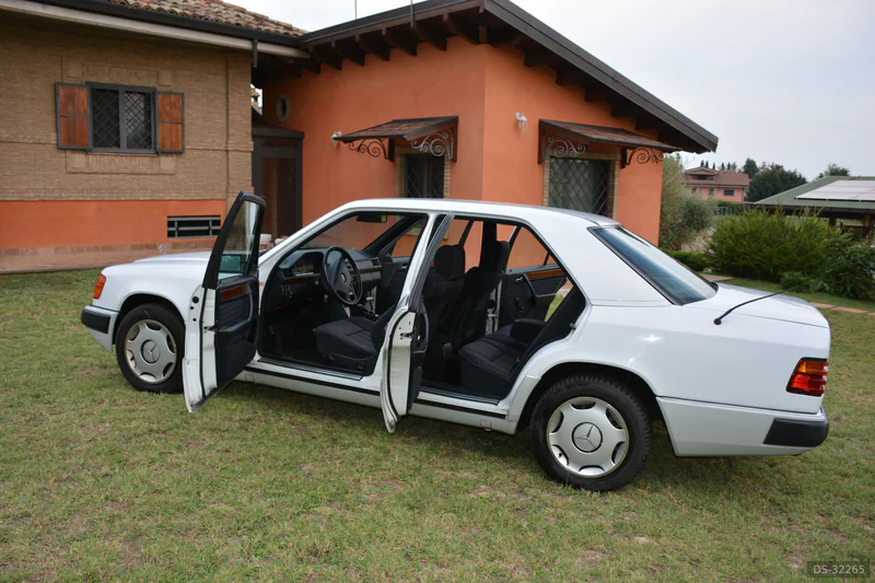 1992 Mercedes-Benz W124 200e in Fonte Nuova 4