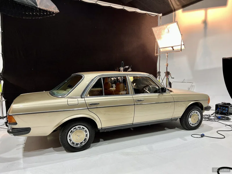 1984 Mercedes-Benz W123 300d in London 4