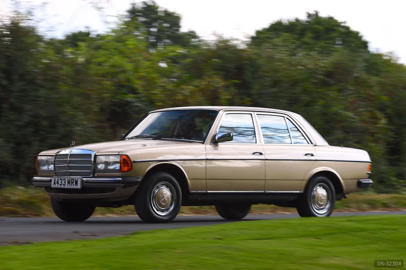 1984 Mercedes-Benz W123 300d in London 5