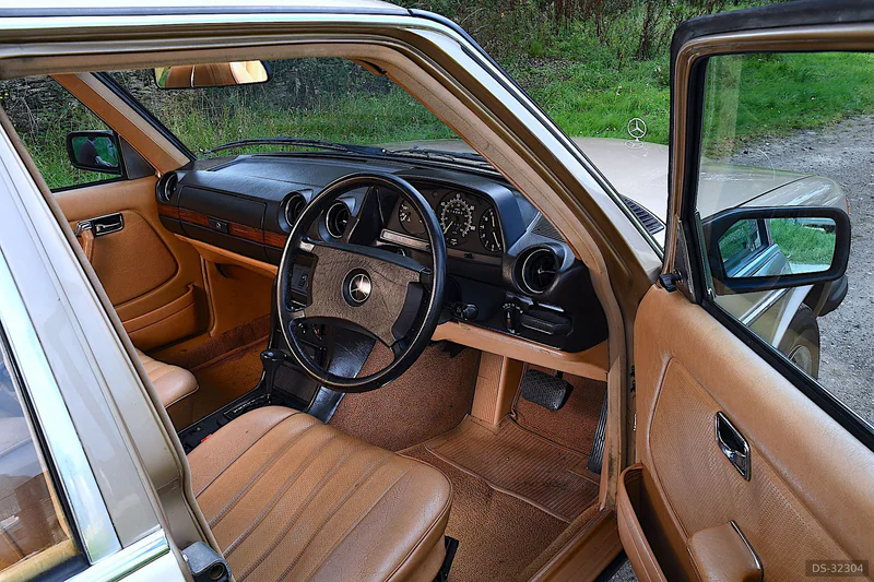 1984 Mercedes-Benz W123 300d in London 7