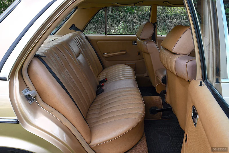 1984 Mercedes-Benz W123 300d in London 8