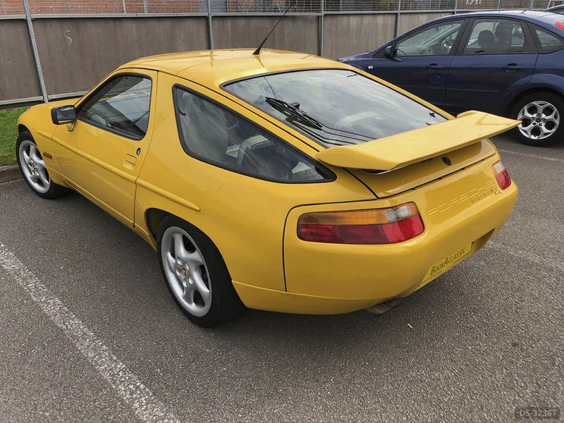 1990 Porsche 928 S4 in Macclesfield 2