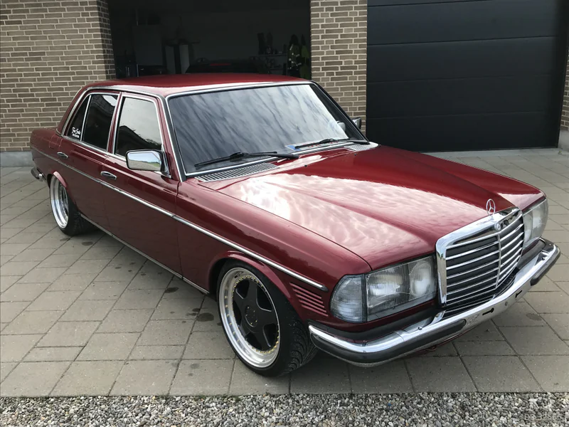 1977 Mercedes-Benz W123 in Sørvad 3