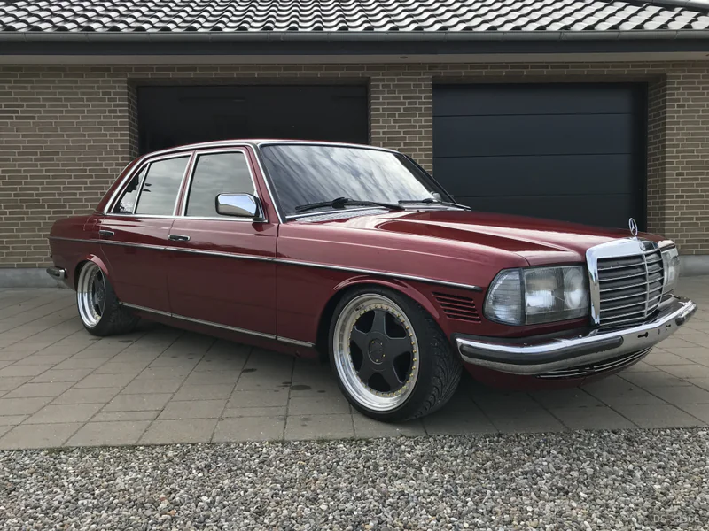 1977 Mercedes-Benz W123 in Sørvad 2