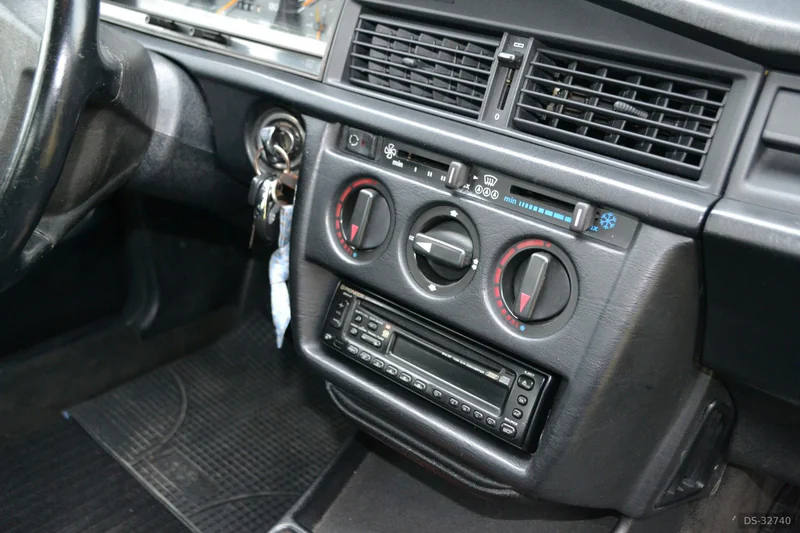 1990 Mercedes-Benz 190 in Napoli 12