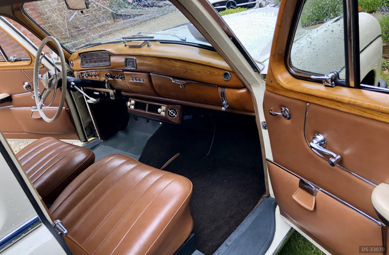1959 Mercedes-Benz 220s in Banbury 5