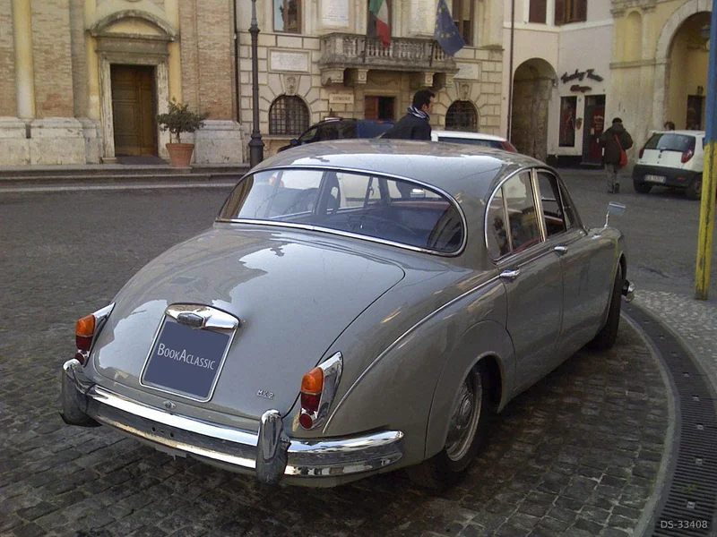 1961 Jaguar Mark II in Roma 5