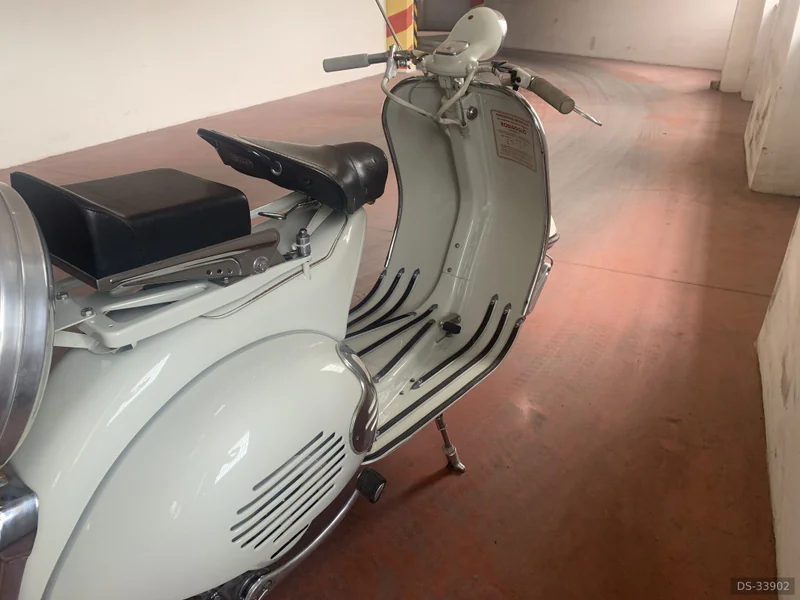 1957 Vespa Piaggio Struzzo in Roma 9