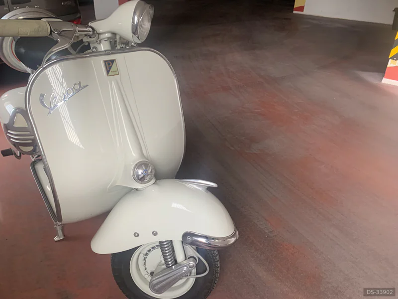 1957 Vespa Piaggio Struzzo in Roma 11