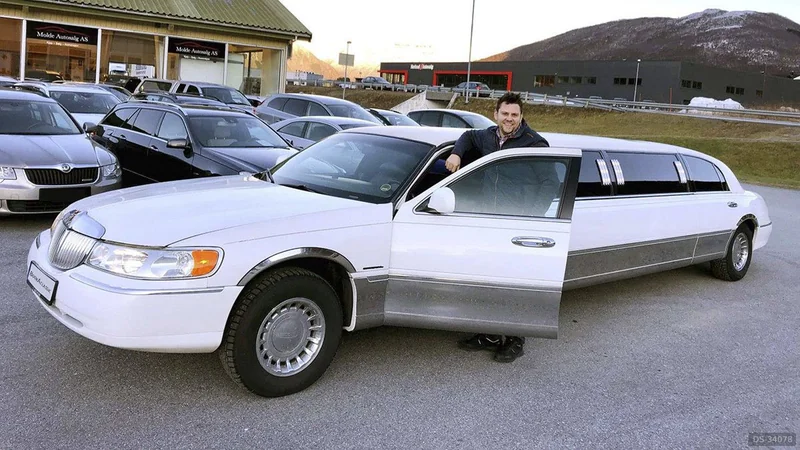 1998 Lincoln Town Car in Malmefjorden 2