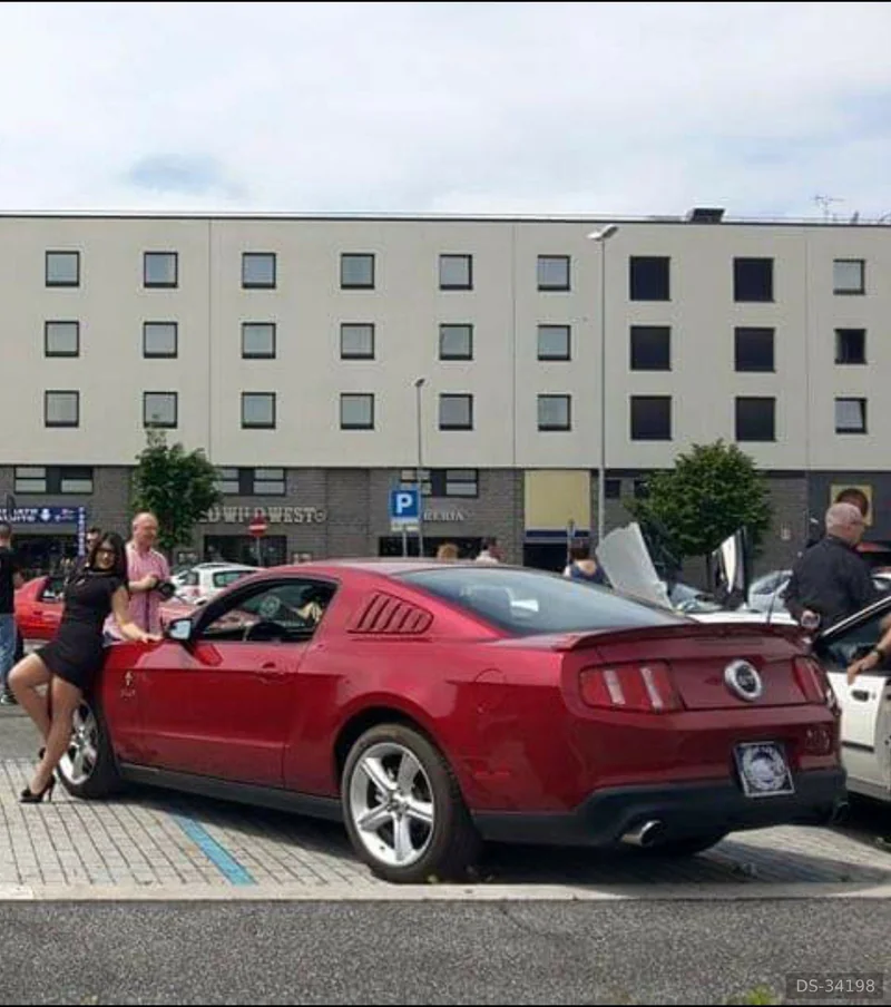 2011 Ford Mustang in Valmontone 2