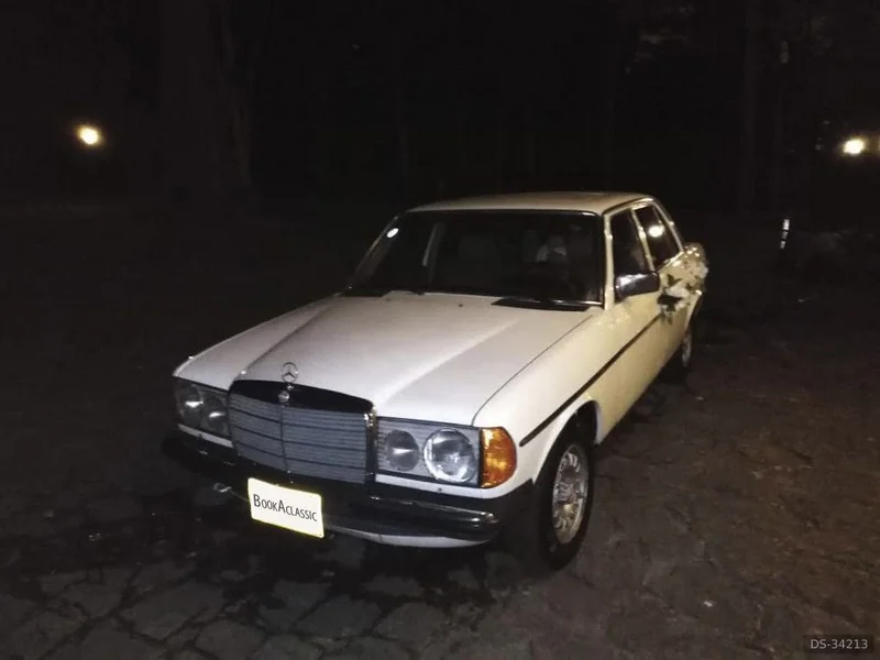 1982 Mercedes-Benz 250 in Bogota 10