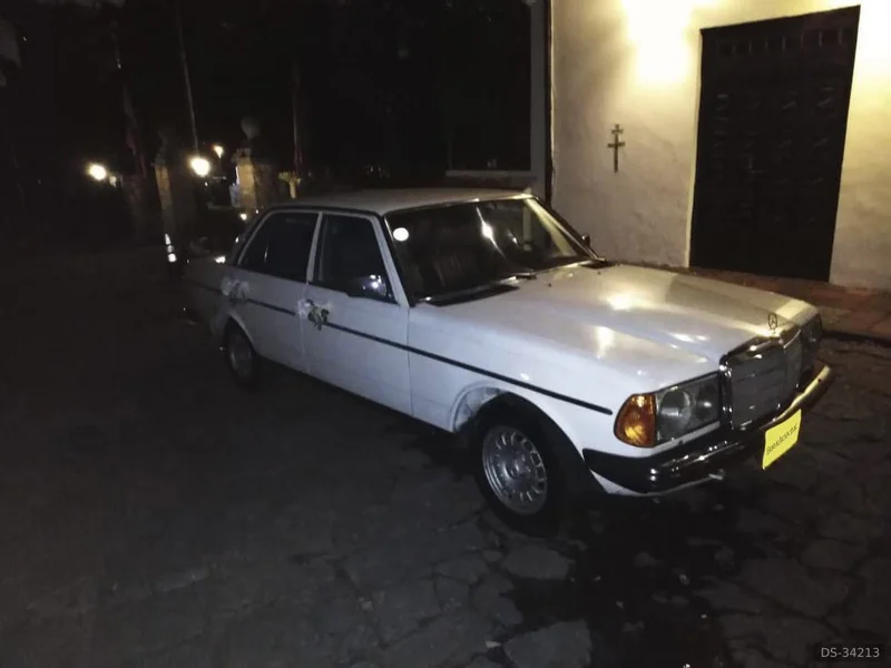 1982 Mercedes-Benz 250 in Bogota 2