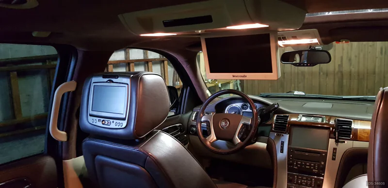 2010 Cadillac Escalade in Uznach 3