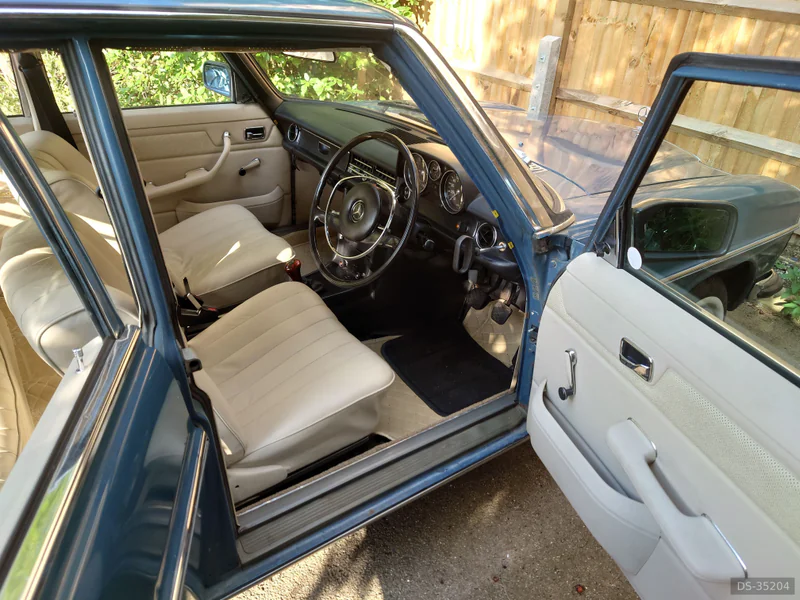 1976 Mercedes-Benz W115 in Wallington 9