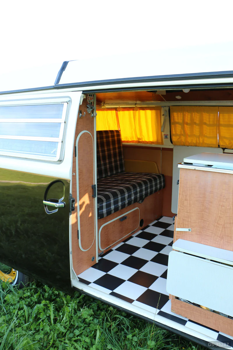 1971 Volkswagen T2a Bus in Gossau Zh 2