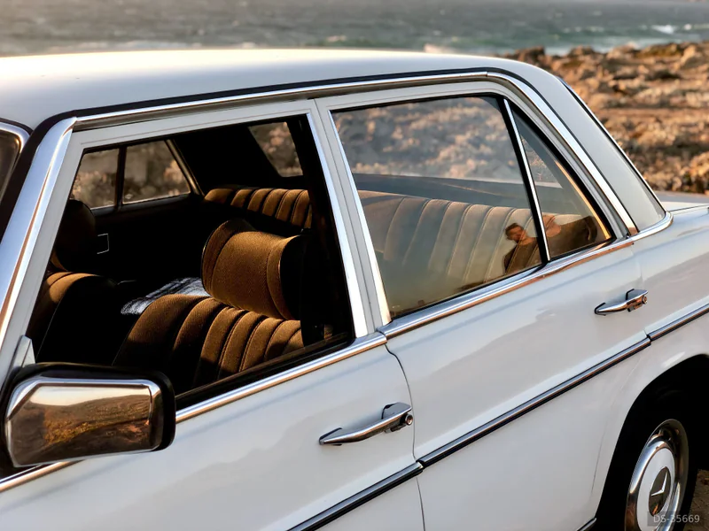1973 Mercedes-Benz W115 in Algés 4