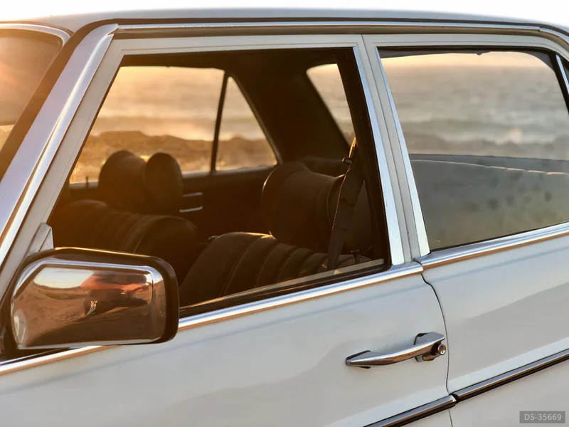 1973 Mercedes-Benz W115 in Algés 7